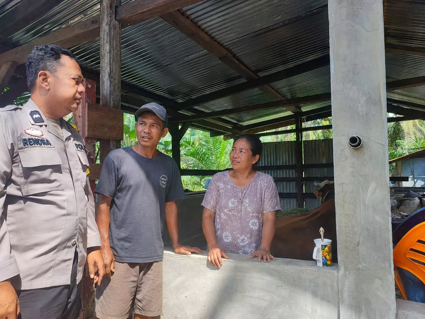  Dukung Ketahanan Pangan Nasional, Bhabinkamtibmas Seberida Sambangi Peternak Sapi di Desa Bukit Meranti