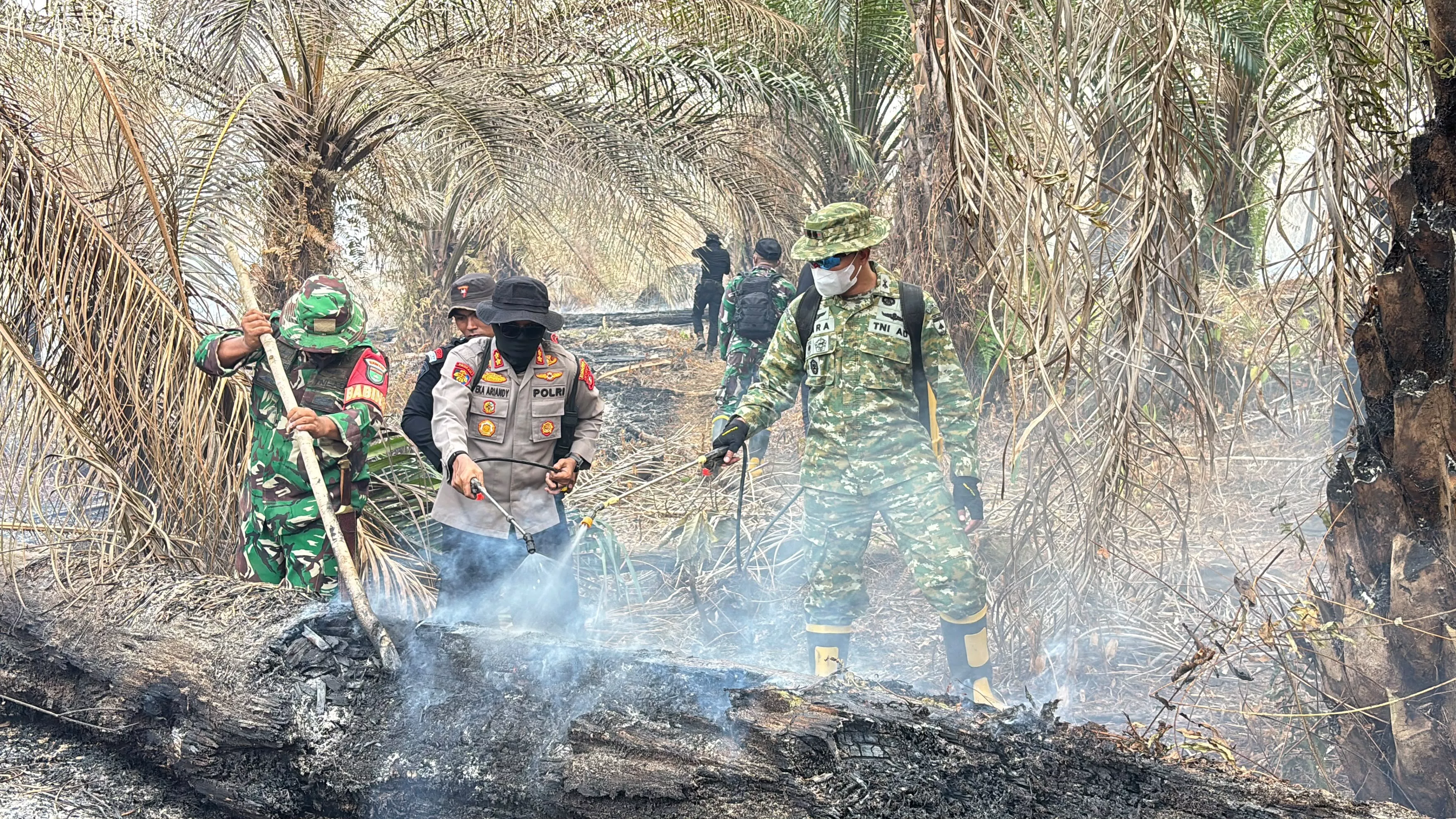 Maksimalkan Penanganan Karhutla Di Inhu, Kapolres-Dandim Bermalam dan Beribadah di Lokasi