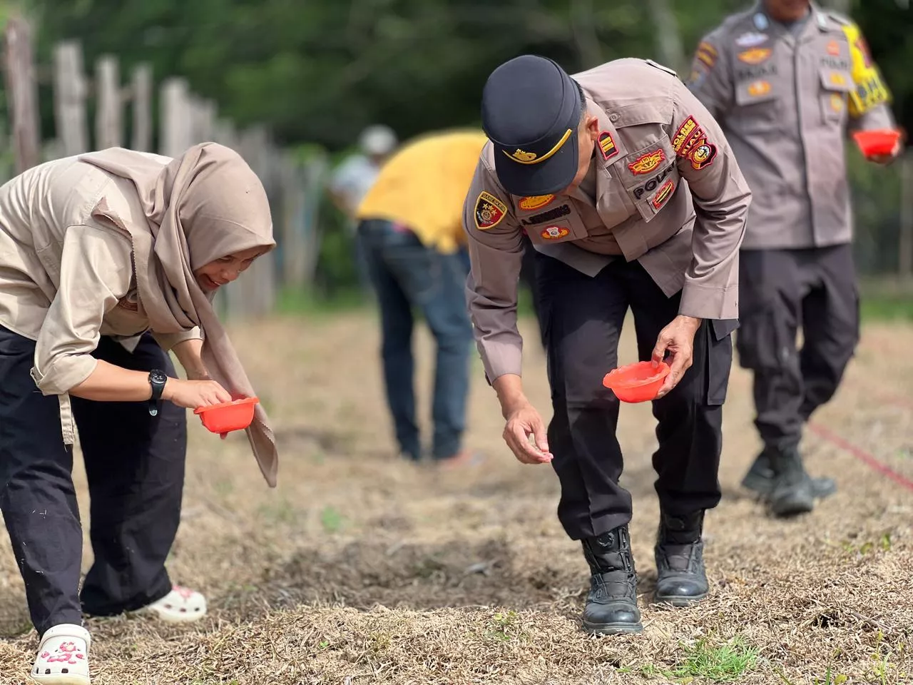 Polres Kuansing Dukung Ketahanan Pangan Melalui Penanaman Jagung Pipil di Desa Teluk Pauh