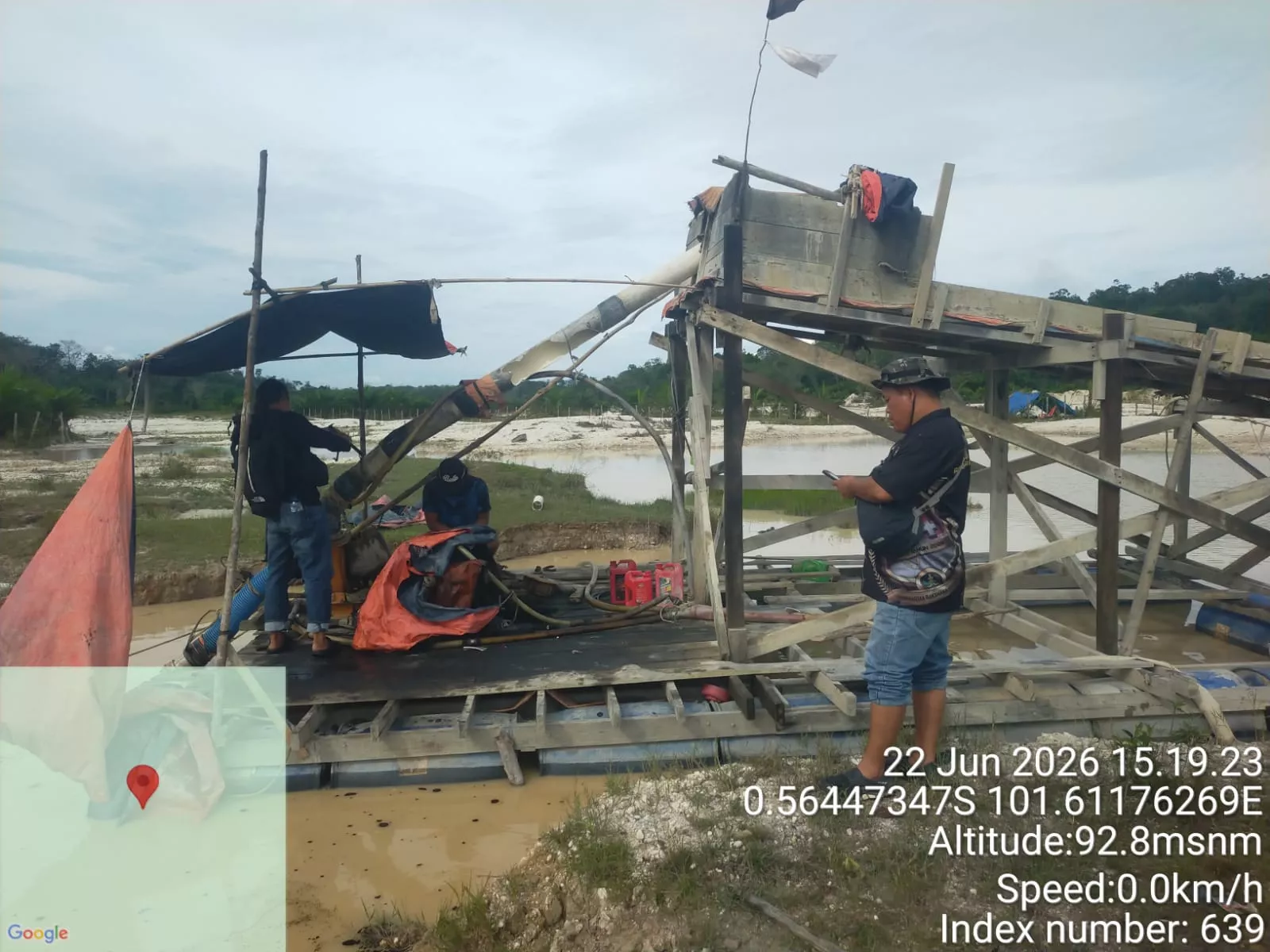 Polsek Kuantan Tengah Tertibkan Aktivitas PETI di Perbatasan PT Agrinas Palma Nusantara, 12 Rakit Lanting Dimusnahkan