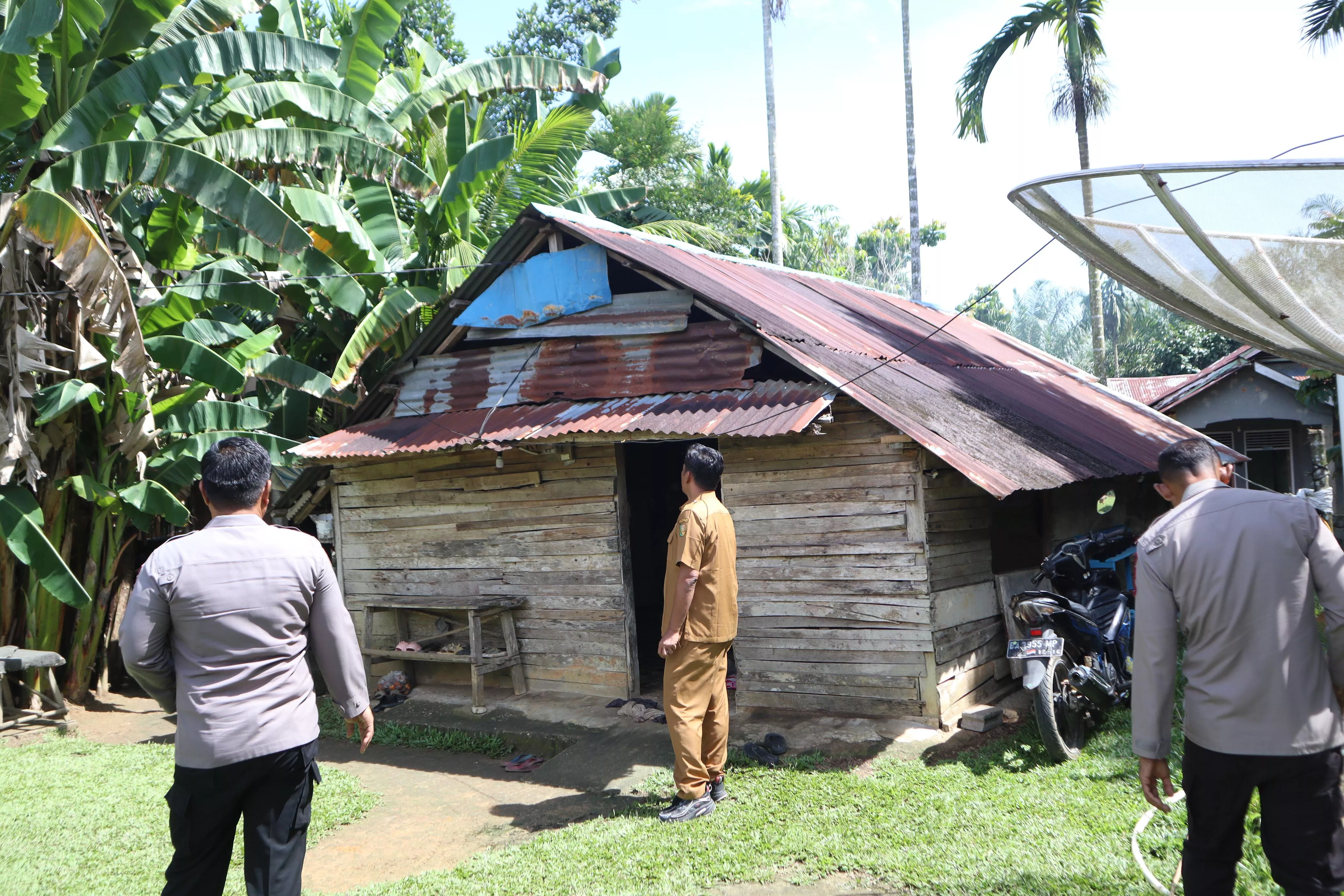 Polres Kuantan Singingi Tinjau Lokasi Pembangunan Rumah Layak Huni Warga dalam Rangka HUT Bhayangkara