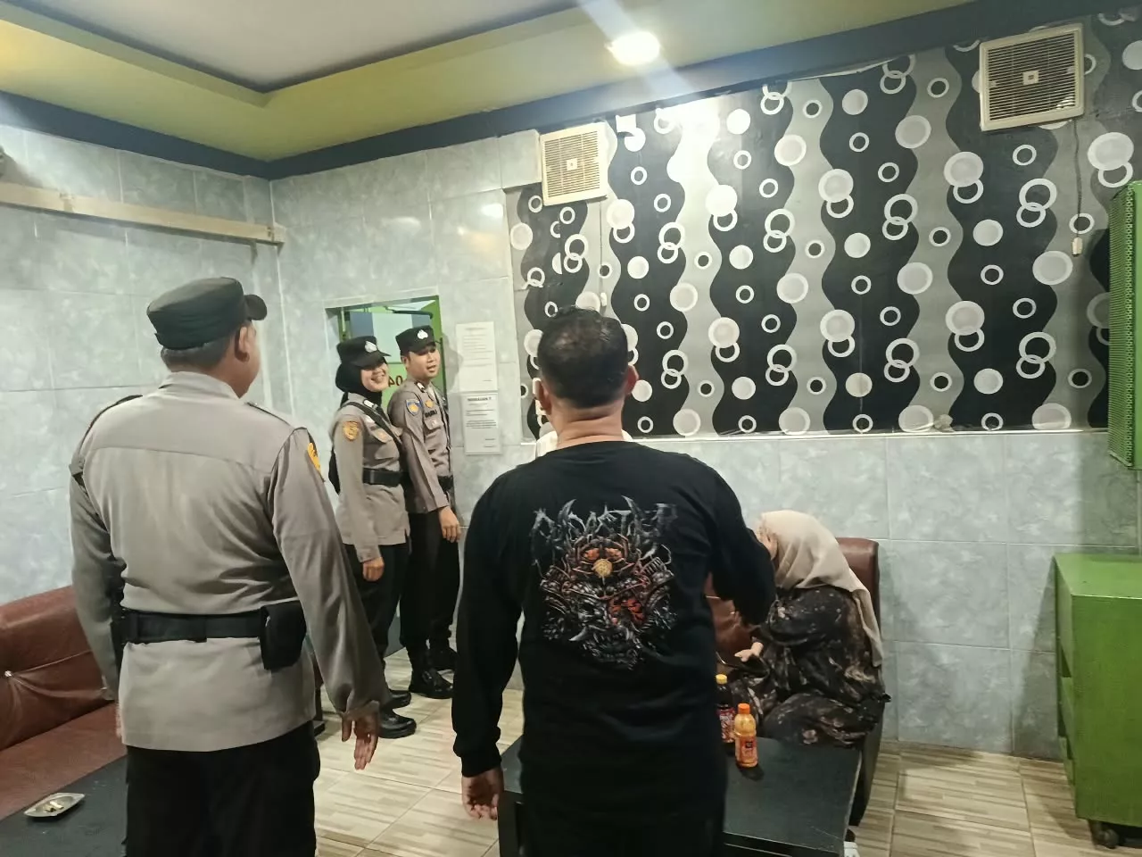 Jaga Rasa Aman Malam Minggu, Kompi Siaga Polres Rohil Patroli Ketat di Pusat Keramaian Tanah Putih