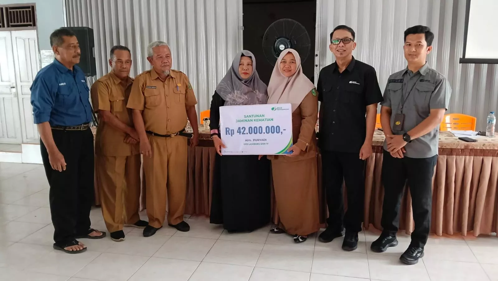Penyerahan Rp42 Juta Santunan Kematian BPJS Ketenagakerjaan kepada Ahli Waris Anggota BPD Desa Lambang Sari IV, Sosialisasi Perkuat Perlindungan Jaminan Sosial