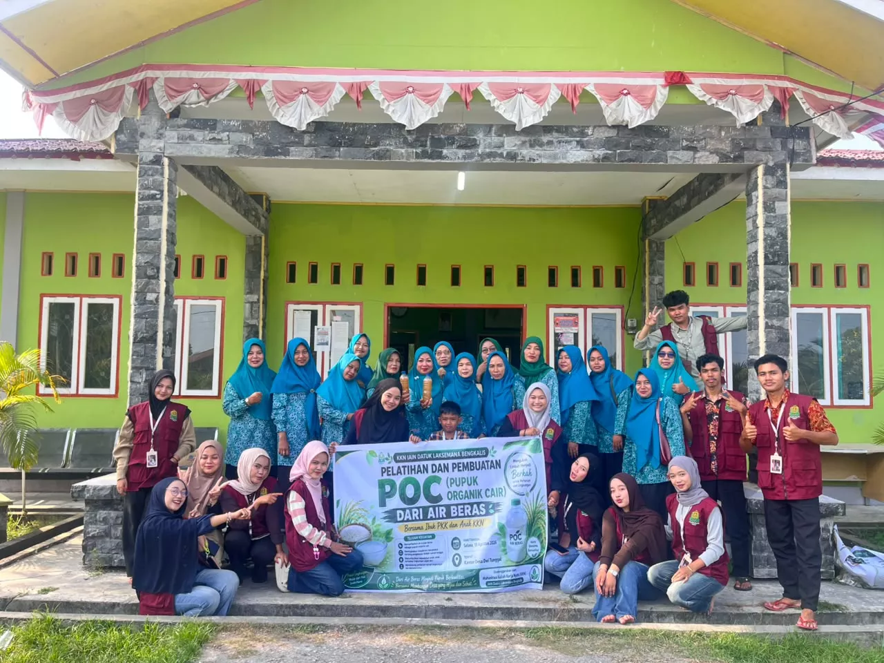 Manfaatkan Limbah Dapur, Mahasiswa KKN IAIN Bengkalis Latih Warga Buat Pupuk Organik Cair dari Air Cucian Beras