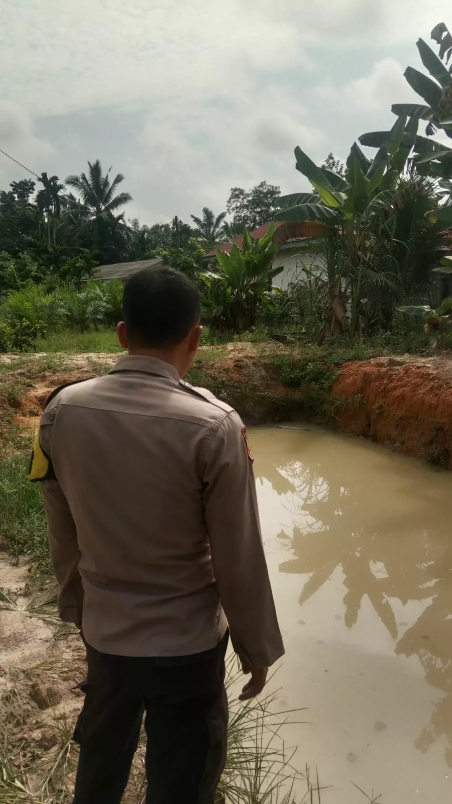  Dari Pekarangan Menuju Ketahanan Pangan, Bhabinkamtibmas Seberida Ajak Warga Budidaya Ikan Nila