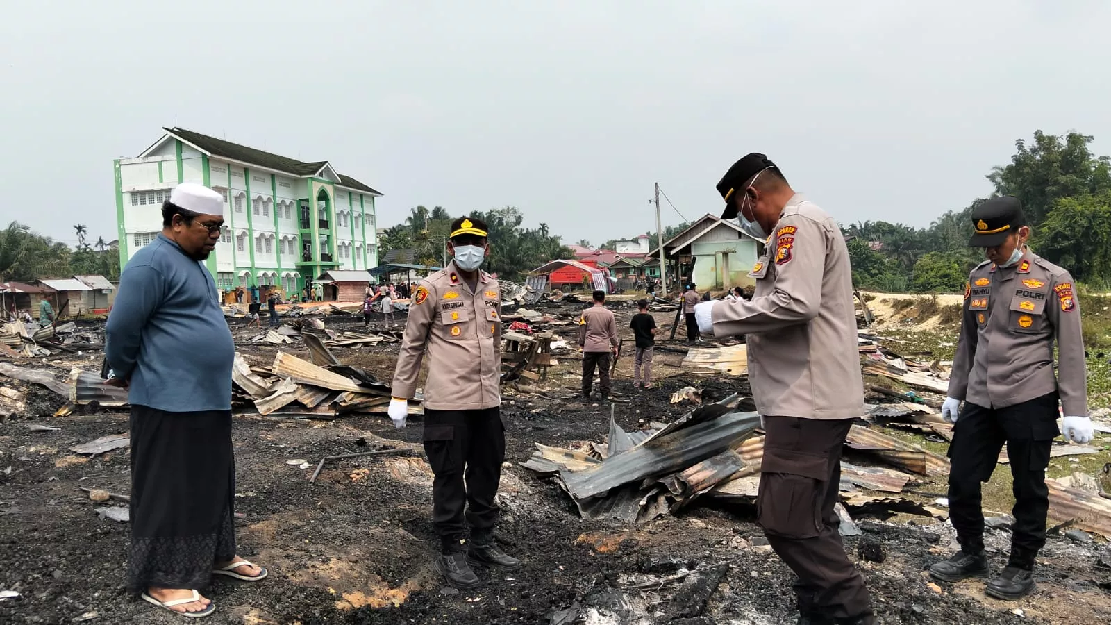 Polisi Ulurkan Bantuan dan Bersihkan Puing Kebakaran di Pondok Pesantren Kampar