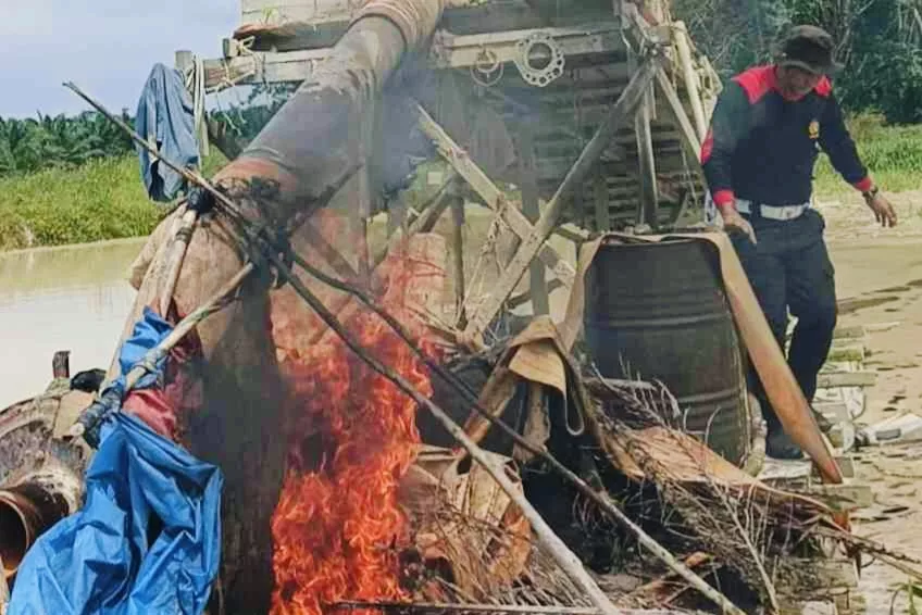 Berantas Tambang Emas Ilegal, Polsek Kuantan Tengah Bakar Dua Rakit Dompeng di Desa Beringin Taluk
