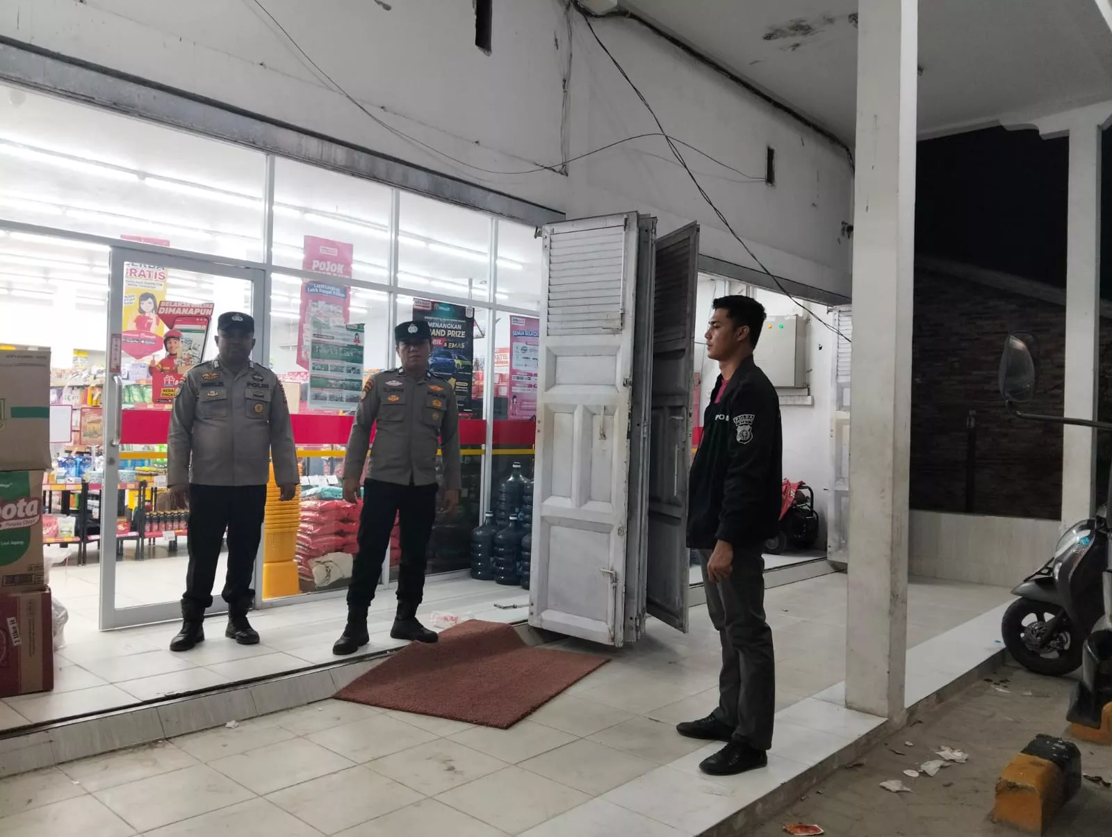 Jaga Keamanan Masyarakat, Personel Polsek Pujud Sisir SPBU, Alfamart dan Jalan Lintas Teluk Nayang