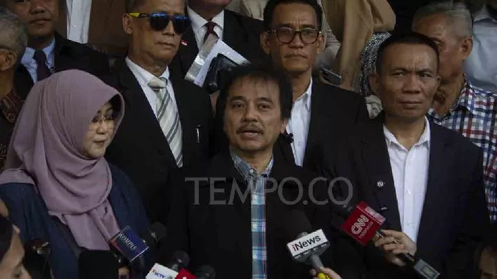 Polisi Tangkap Roy Suryo dan Tifauzia Tyassuma
