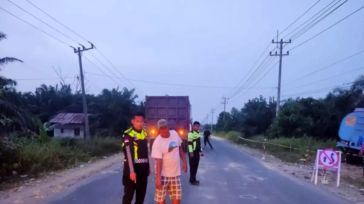 Diduga Rem Blong, Pasutri Pengendara Motor Meregang Nyawa Ditabrak Truk Tangki di Jalintim Pelalawan