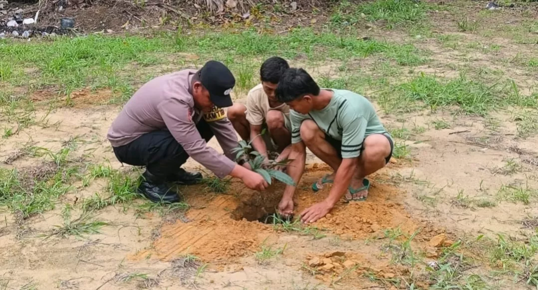Tanam Pohon di Pekarangan Warga, Bhabinkamtibmas Sri Kayangan Gaungkan Green Policing Hadapi Krisis Lingkungan