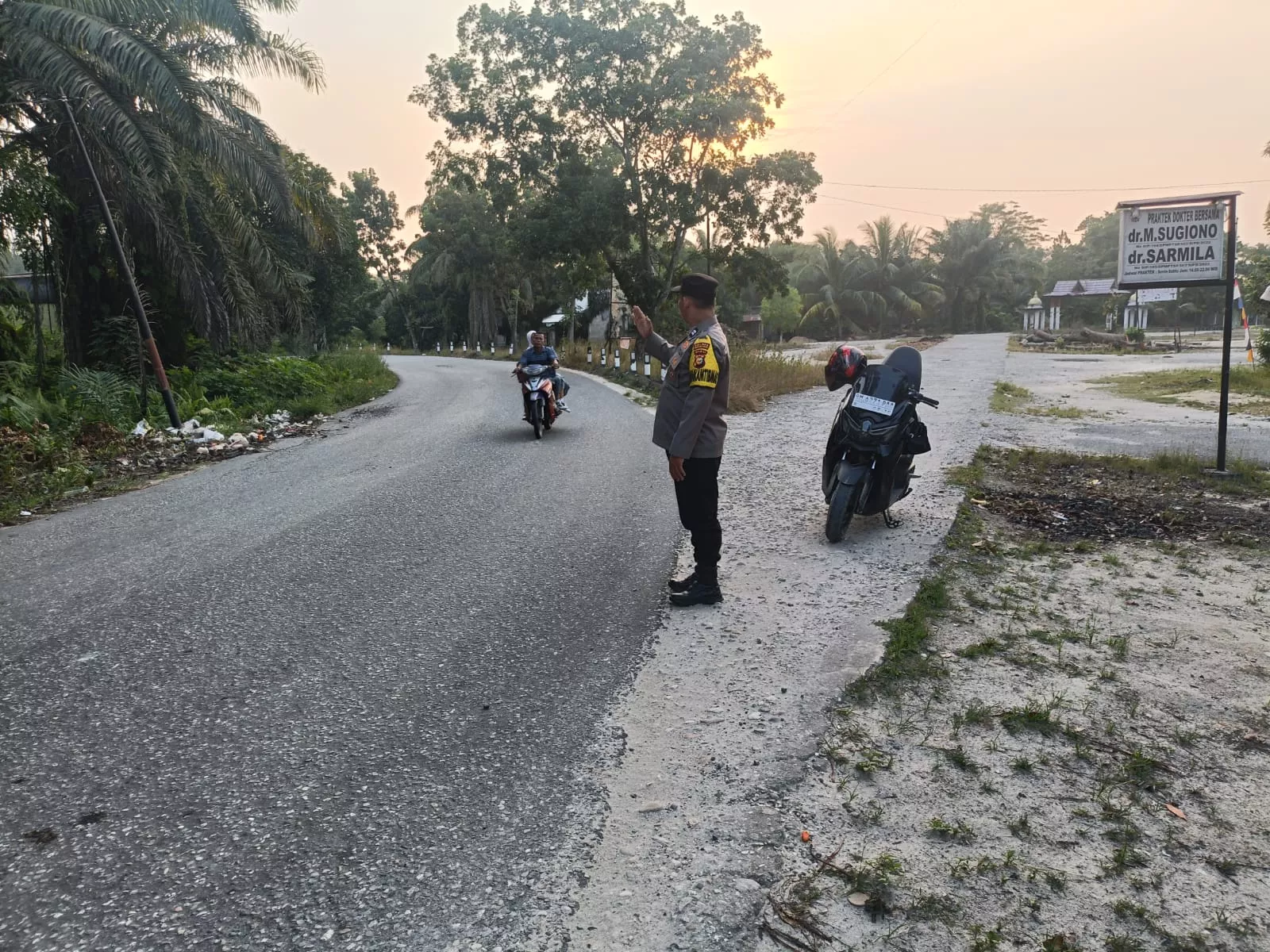 Strong Point Pagi Polsek Pujud, Polisi Hadir Amankan Aktivitas Pelajar dan Pengguna Jalan