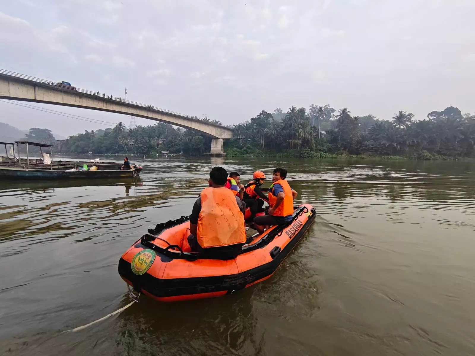 Detik-detik Pemuda 21 Tahun Jatuh ke Sungai Kampar Usai Motornya Hantam Pagar Jembatan