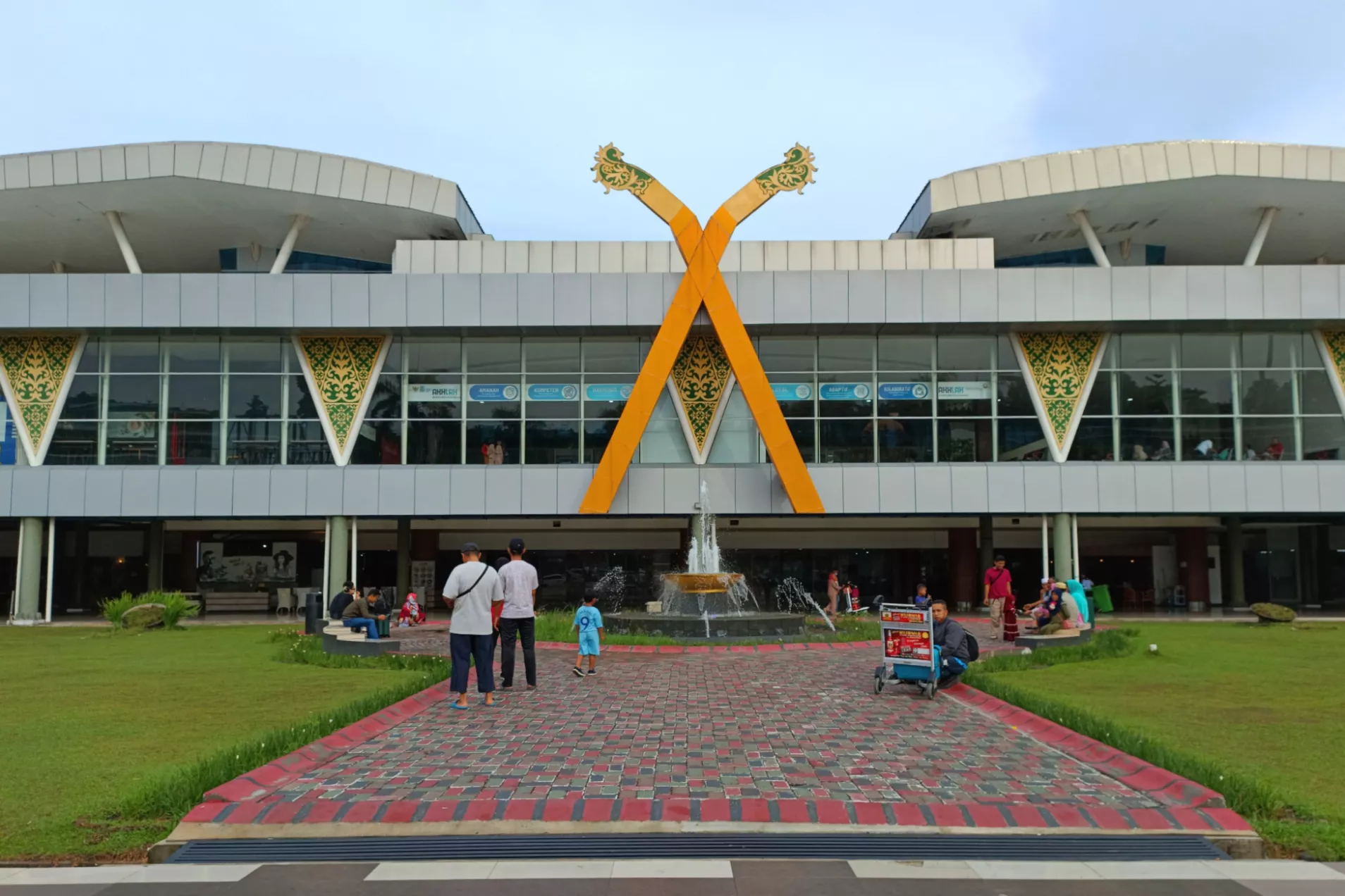 Tarif Parkir Mobil di Bandara SSK II Pekanbaru Naik per 1 Agustus, Jam Pertama Jadi Rp9.000
