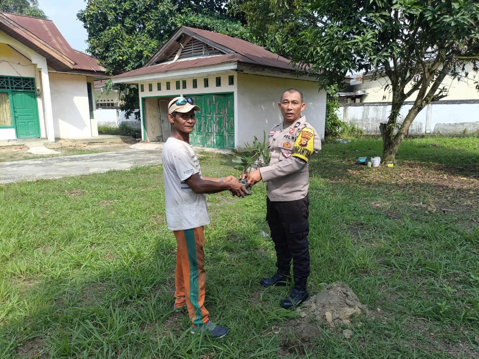 Tanam Pohon dan Edukasi Warga, Bhabinkamtibmas Pujud Selatan Wujudkan Green Policing