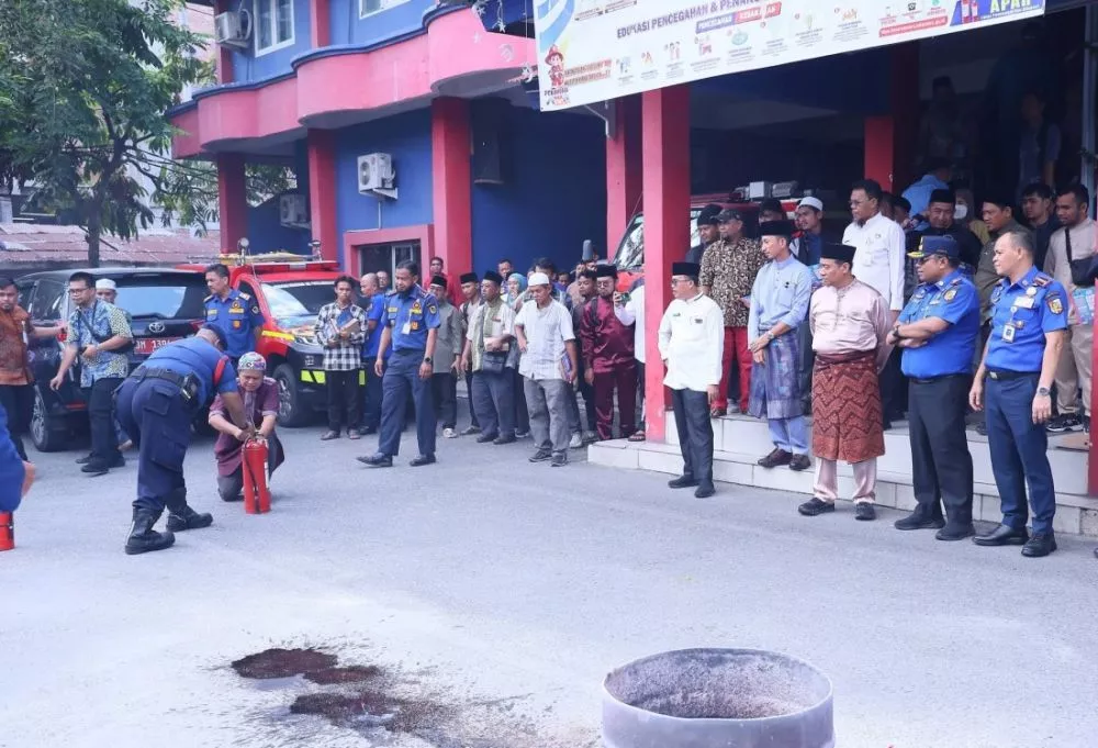 100 Masjid di Pekanbaru Terima Bantuan APAR dari Konsulat Malaysia
