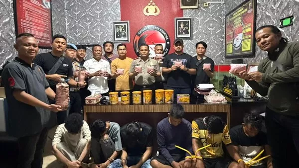 Polisi Tangkap 6 Pengedar dan Sita 8.136 Ekstasi di Rokan Hilir Riau 