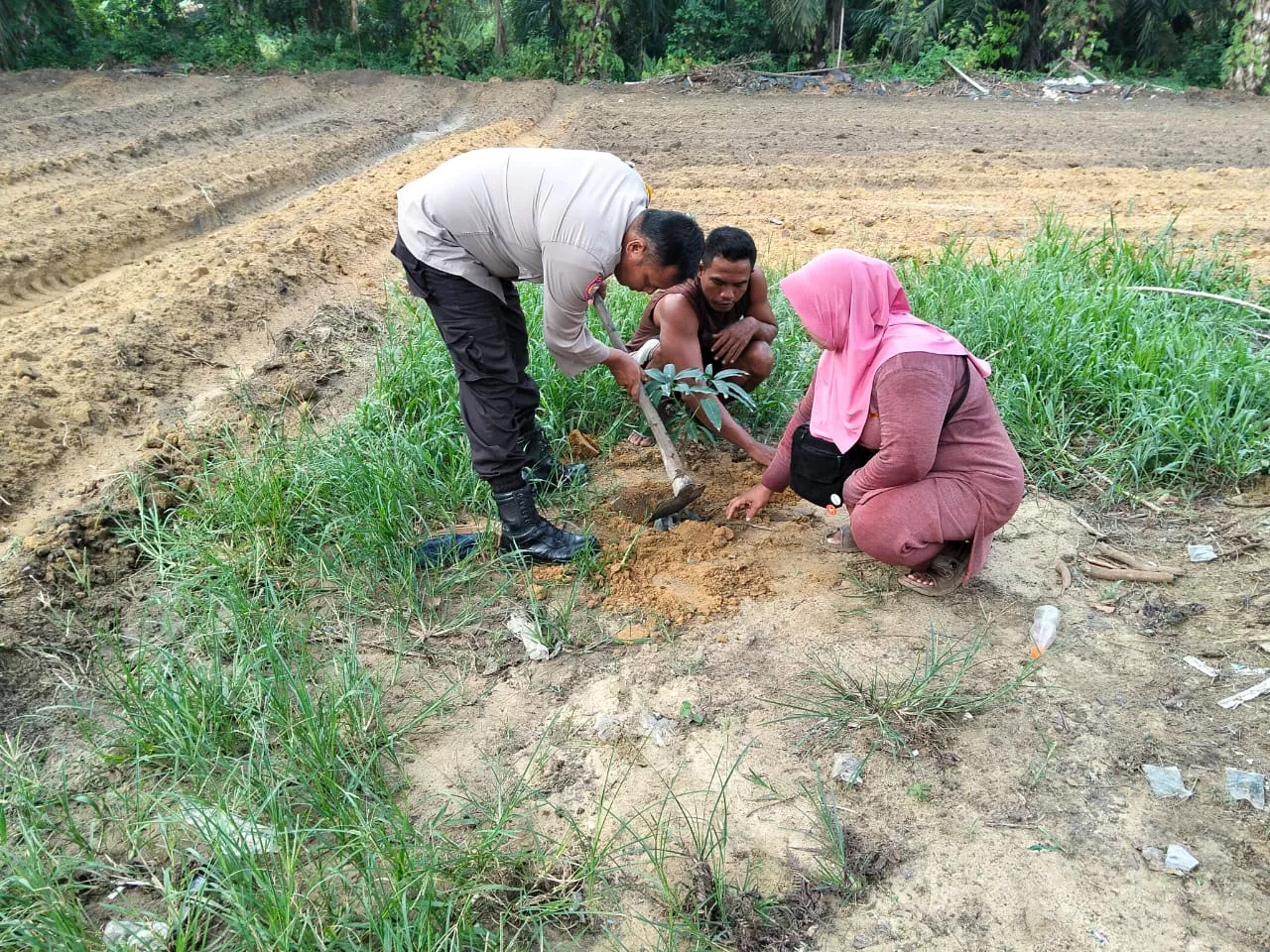 Jaga Lingkungan dan Cegah Karhutla, Bhabinkamtibmas Pujud Utara Ajak Warga Terapkan Green Policing