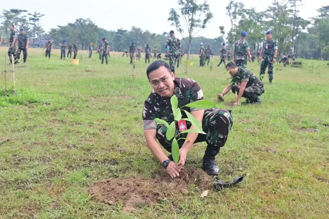 Lanud Rsn Pekanbaru Tanam 1.100 Pohon