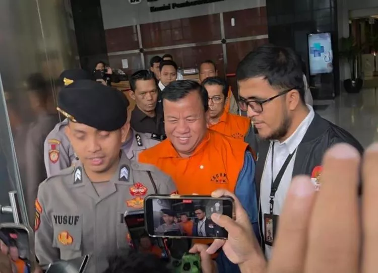 GERBRAK Riau Soroti Gestur Bupati Kuansing Saat Ditahan KPK: Terlalu Percaya Diri?