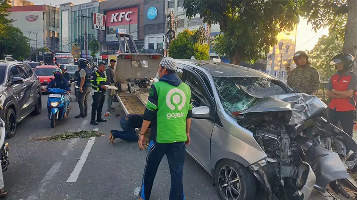 Diduga Melaju Kencang, Mobil Hantam Pohon di Tikungan Sudirman, Tiga Orang Luka-luka