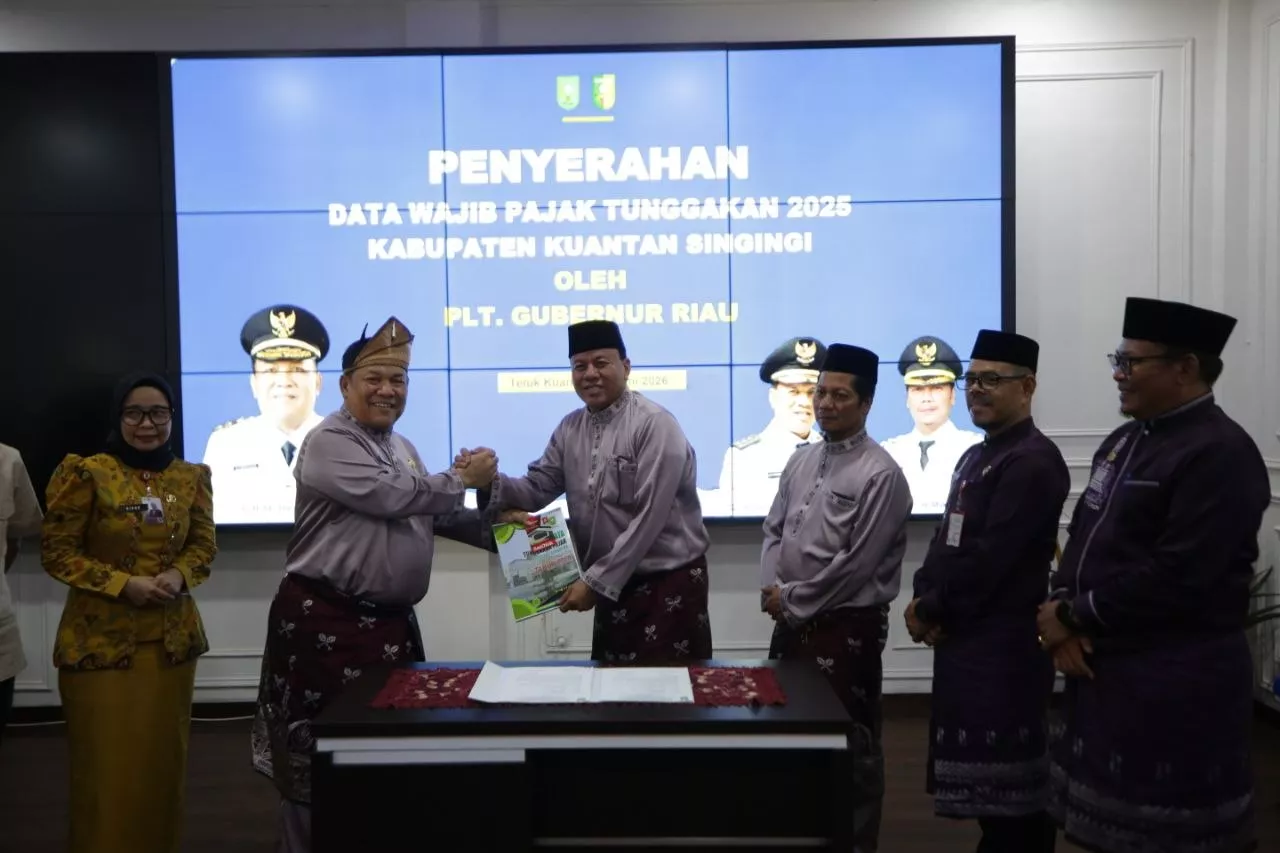 Plt Gubri Serahkan Data Tunggakan Pajak, Rp20,7 Miliar Jadi Bidikan Kuansing. 