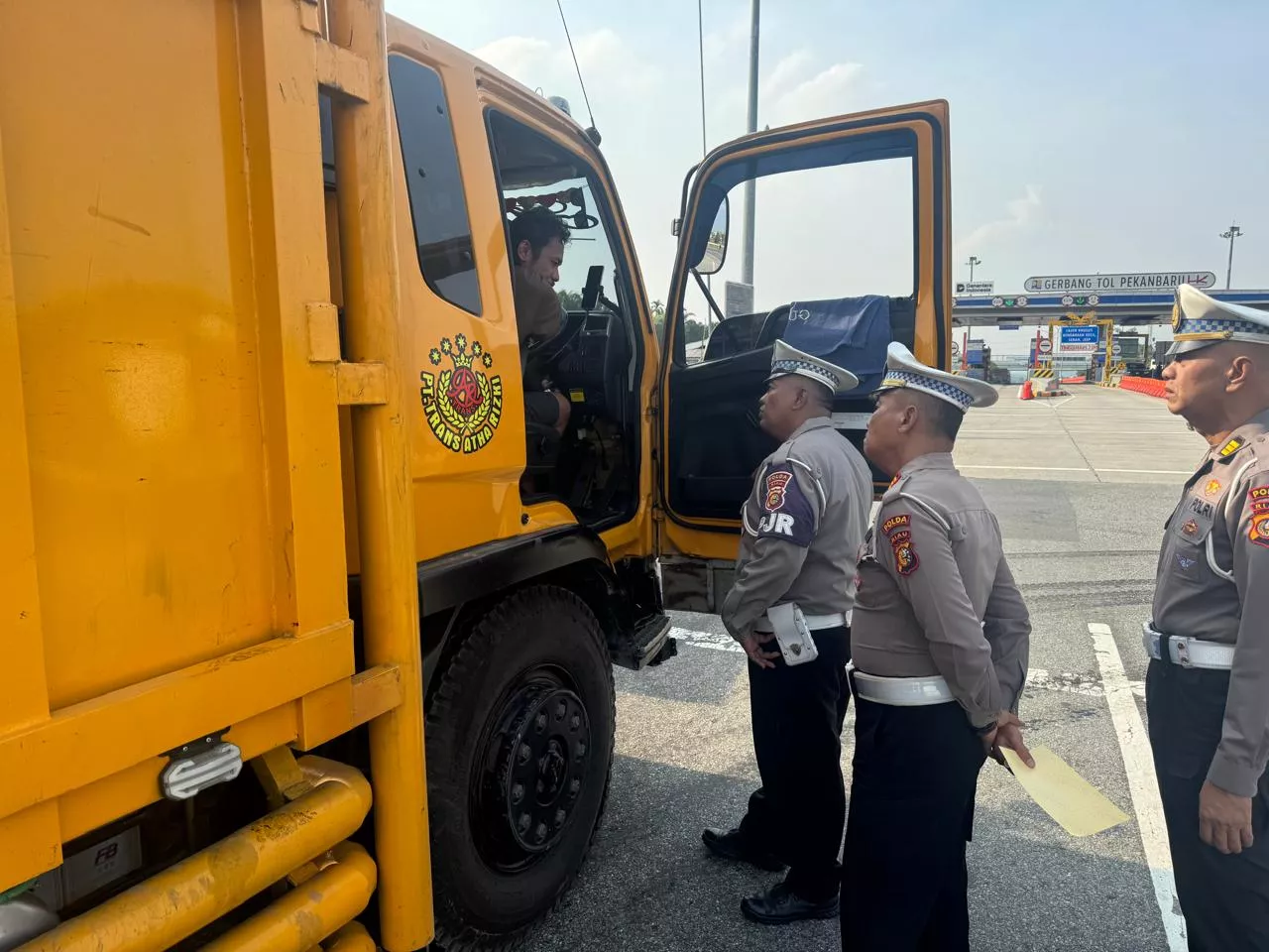 Belasan Truk ODOL Ditertibkan di Tol Pekanbaru - Dumai, Enam Diberi Teguran