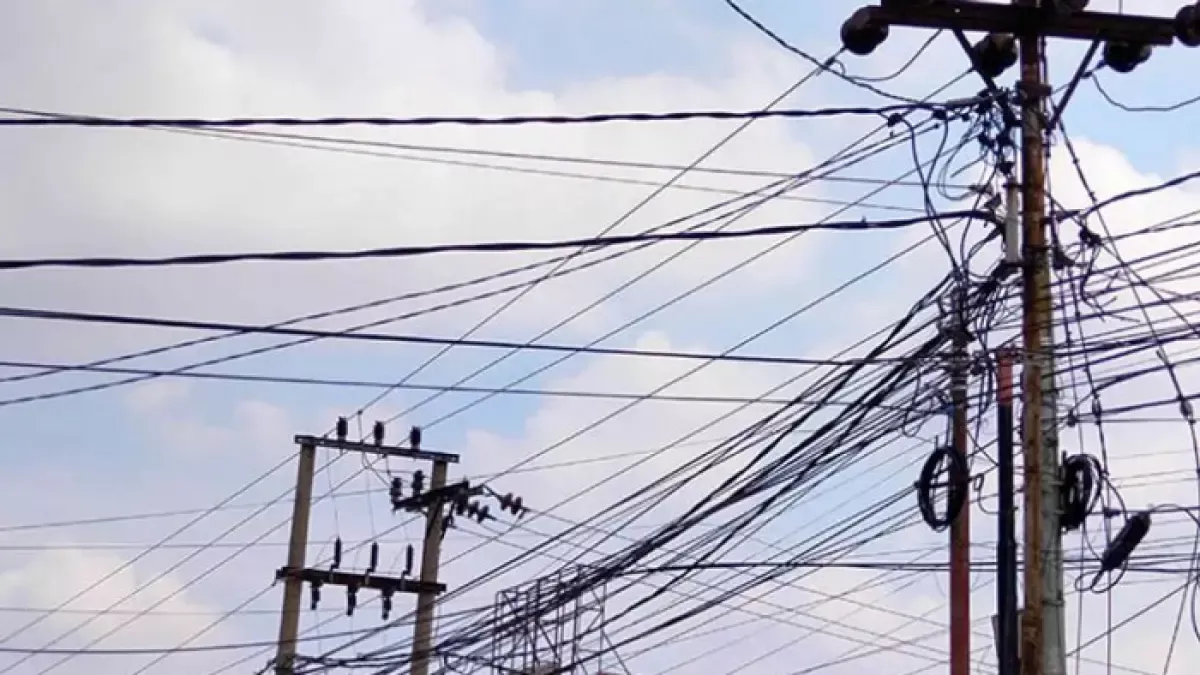 Korban Kabel WiFi Melintang di Jalan, Penataan Kabel FO di Pekanbaru Dinilai Mendesak