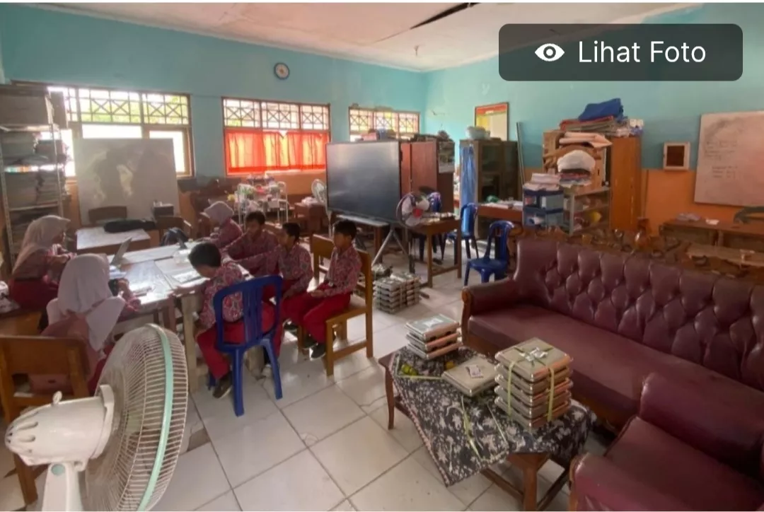 5 Tahun Bangunan Sekolah Rusak di Bangkalan, Ruang Belajar Dibagi 7 Bagian  BANGKALAN, KOMPAS.com - Bangunan SDN Pakaan Laok 1, Desa Pakaan Laok, Kecamatan Galis, Kabupaten Bangkalan, Jawa Timur, rusak sejak lima tahun lalu. 