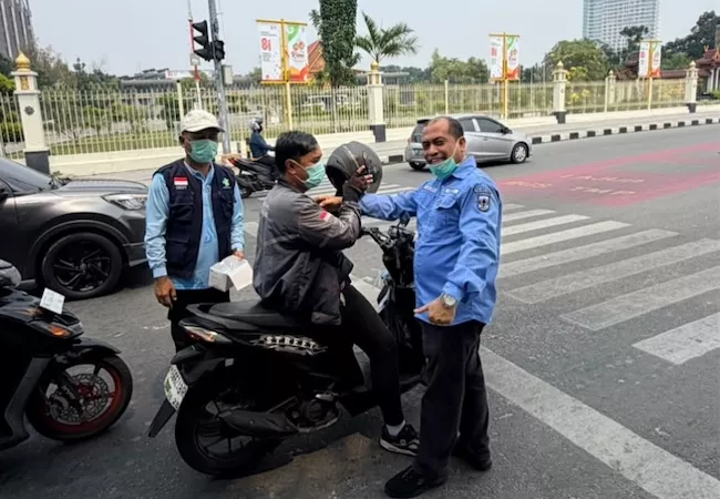 Pembagian masker di depan kantor Gubernur Riau, Pekanbaru