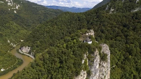 Ngeri tapi Indah! Masiid 600 Tahun Ini Menempel di Tebing Curam