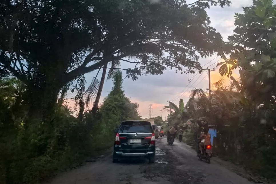 Diduga Melanggar Aturan ODOL, Truk Batu Bara Bikin Jalan Kuala Cinaku Makin Parah