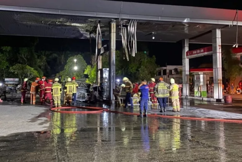 Detik-Detik Kijang Kapsul Terbakar Saat Pengisian BBM di Jalan Hangtuah Ujung