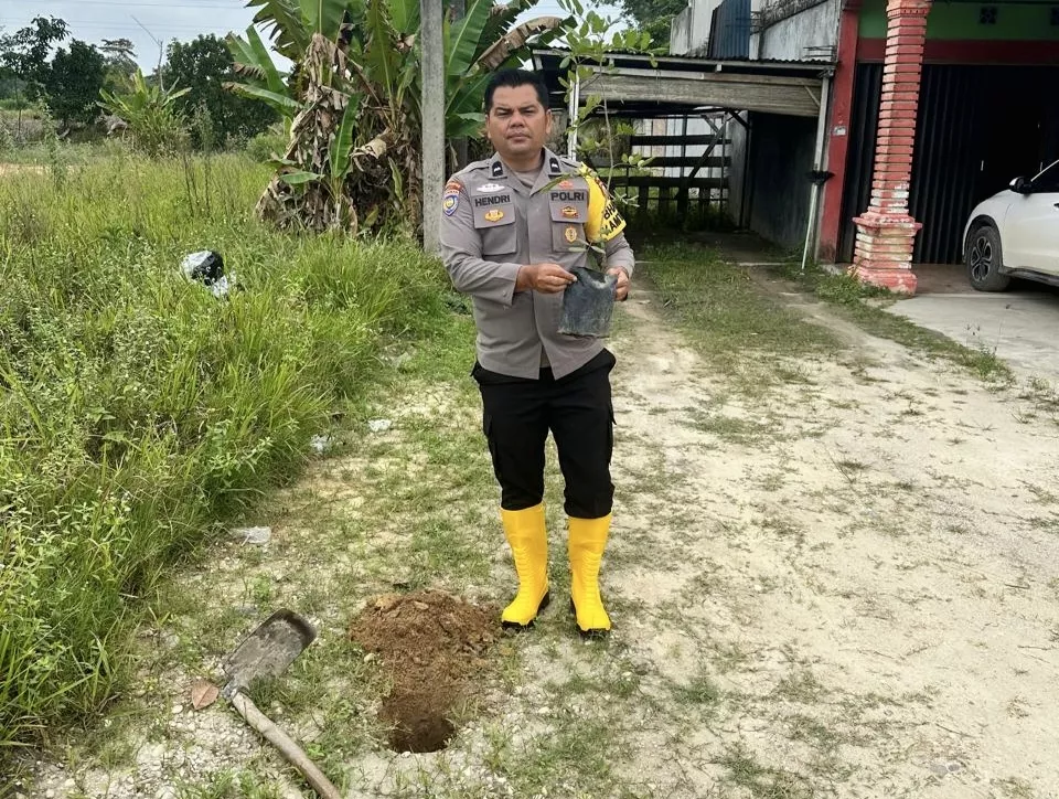 Tanamkan Kepedulian Lingkungan, Bhabinkamtibmas Tanjung Medan Sosialisasikan Green Policing