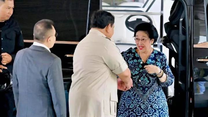 Bertemu di Istana, Prabowo Gandeng Tangan Megawati