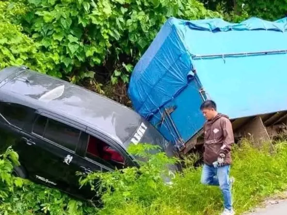 Gagal Menanjak, Truk Mundur Hantam Mobil Sigra di Bombana