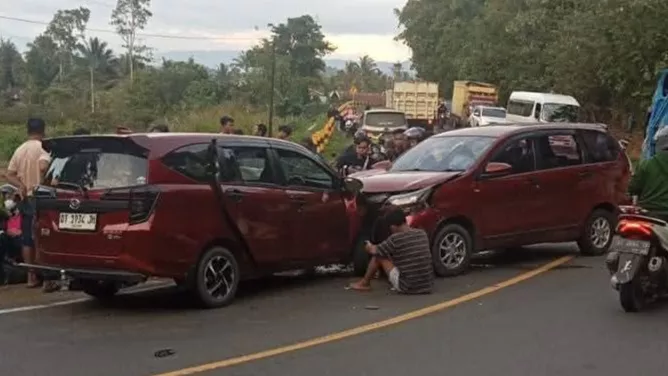Kecelakaan Hebat di Kolaka Timur, Sigra dan Xenia Bertabrakan di Desa Keisio