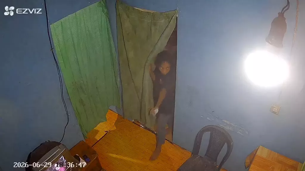 Terekam CCTV, Wanita Berbaju Hitam Diduga Curi Uang dan Dokumen Milik Warga di Konawe