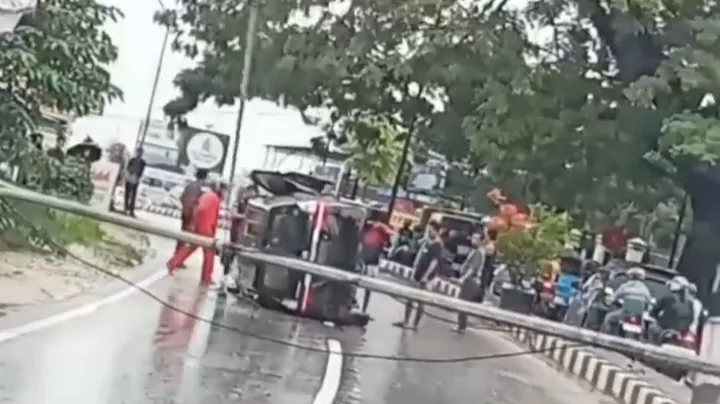 Diduga Mengantuk, Pengemudi Mobil di Kendari Tabrak Tiang Listrik hingga Terbalik