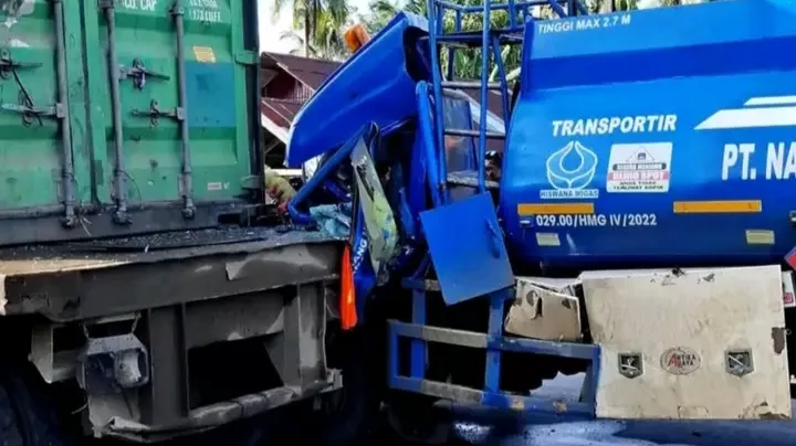 Truk Tangki BBM Tabrak Truk Ganti Ban di Trans Sulawesi Konawe Utara, Sopir Luka