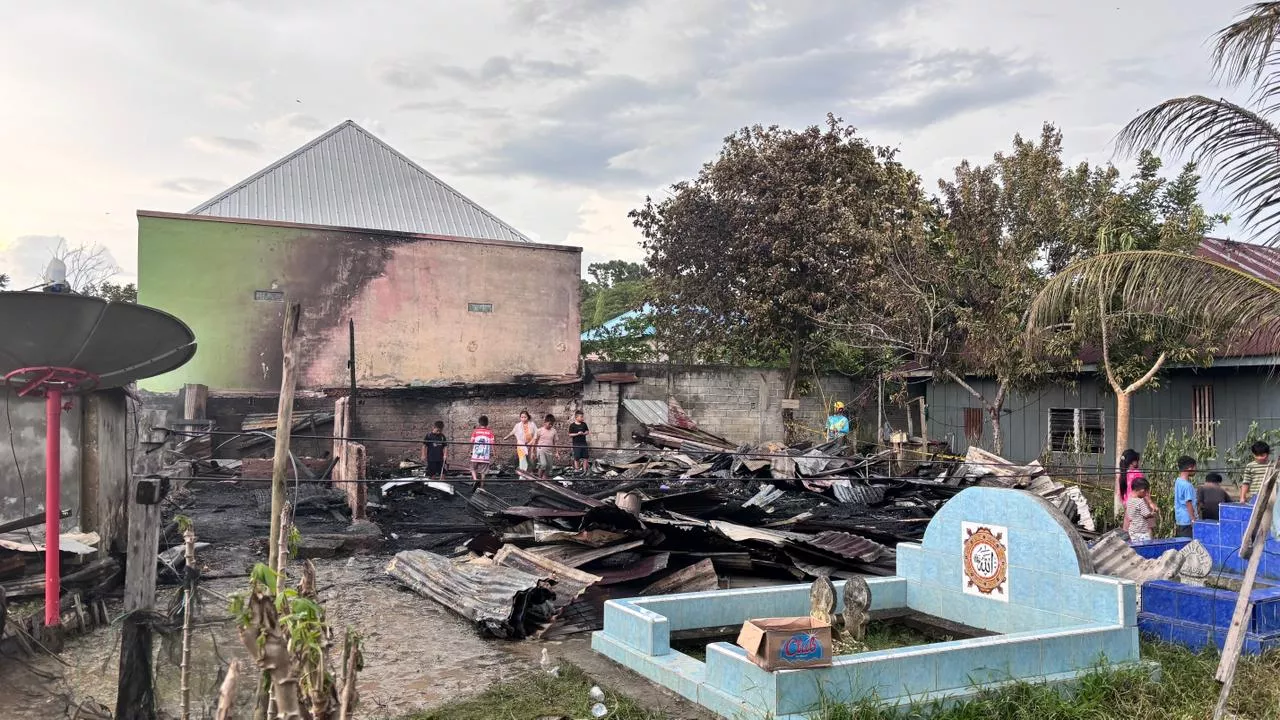 Diduga Korsleting TV, Dua Rumah Warga di Unaaha Konawe Ludes Terbakar