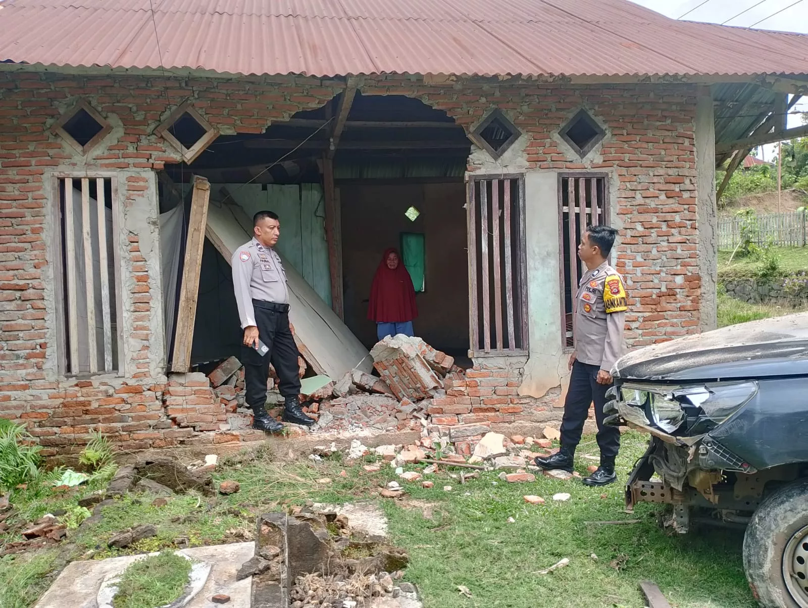 Mobil Hilux Tabrak Rumah Warga di Konawe Utara, Diduga Pengemudi Kehilangan Konsentrasi