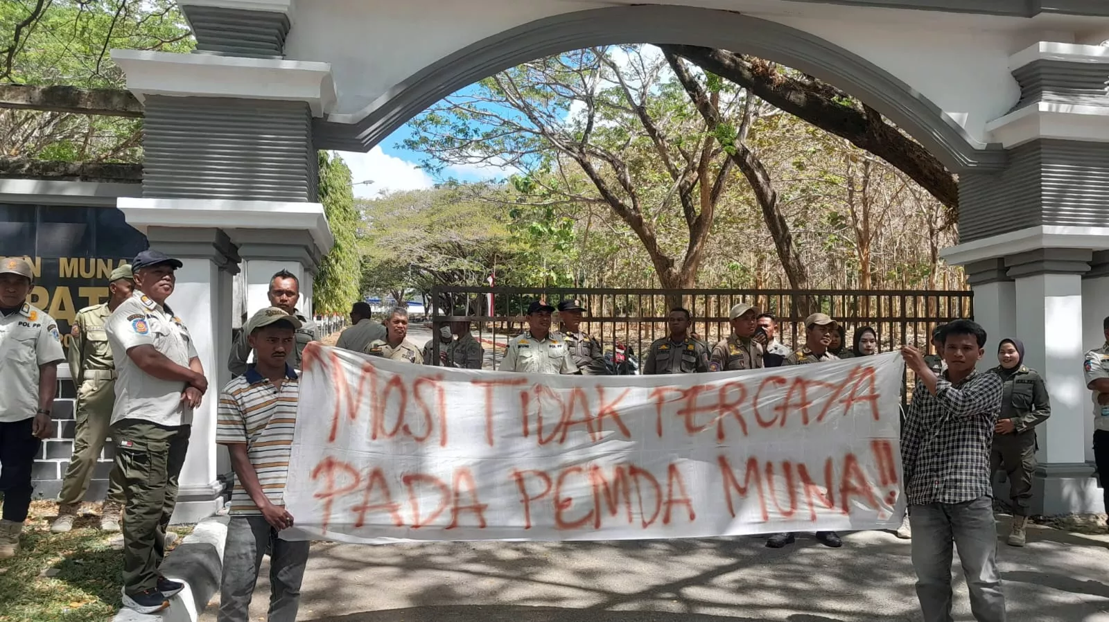 Dugaan Manipulasi Data dalam Pertek Kepala Sekolah, Massa Geruduk Kantor Bupati hingga DPRD Muna