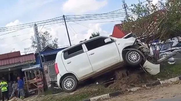 Mobil Tabrak Trotoar dan Tiang Lampu di Konawe Selatan, Sopir Selamat