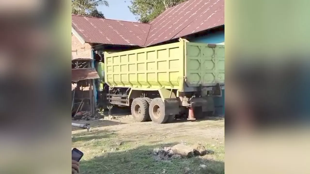 Dump Truk Seruduk Rumah Warga di Baula Kolaka, Dapur Rusak Parah
