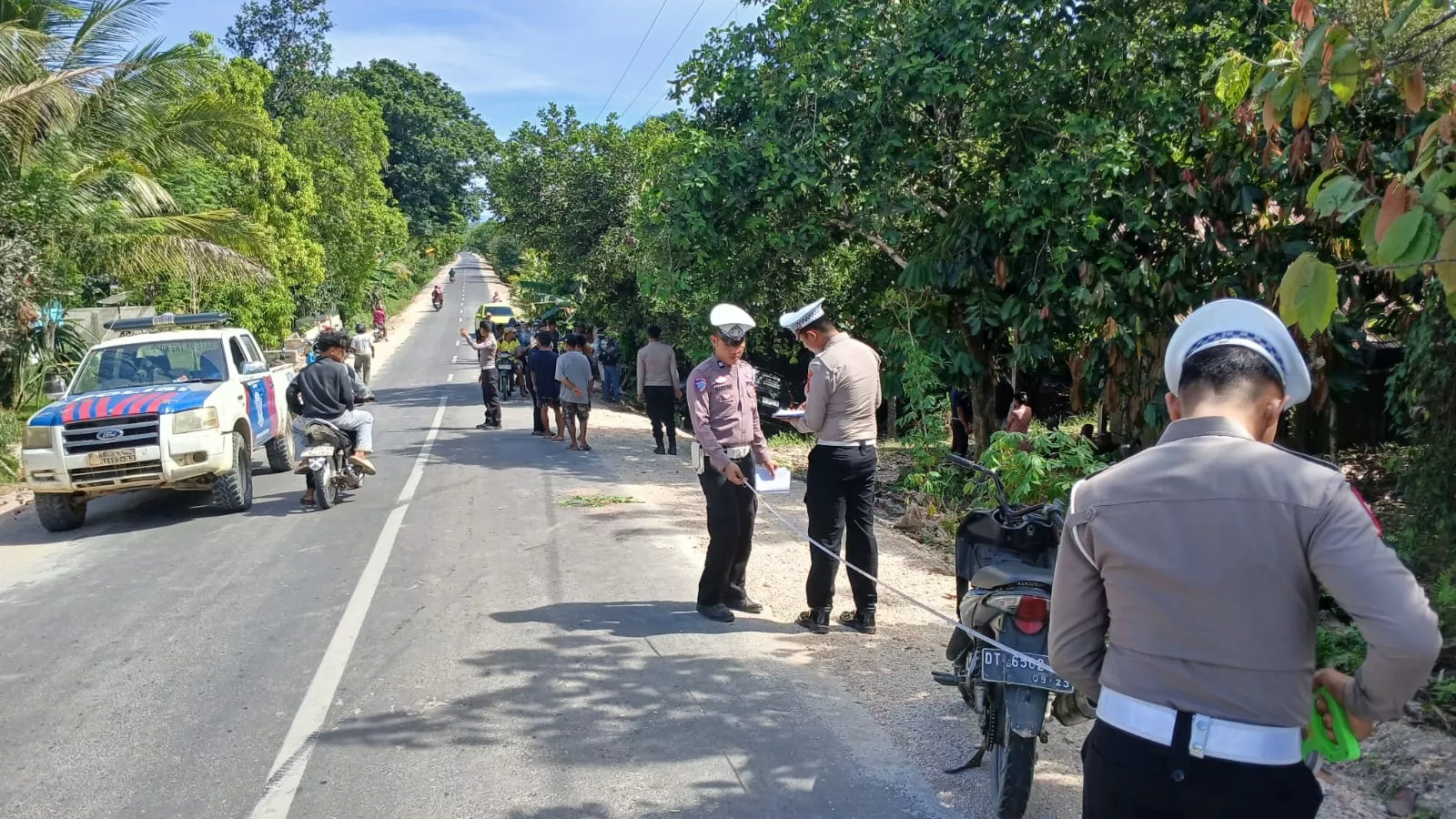 Menyalip Ambil Jalur Kanan, Mobil Sigra Tabrak Motor hingga Tewaskan Dua Orang di Konsel