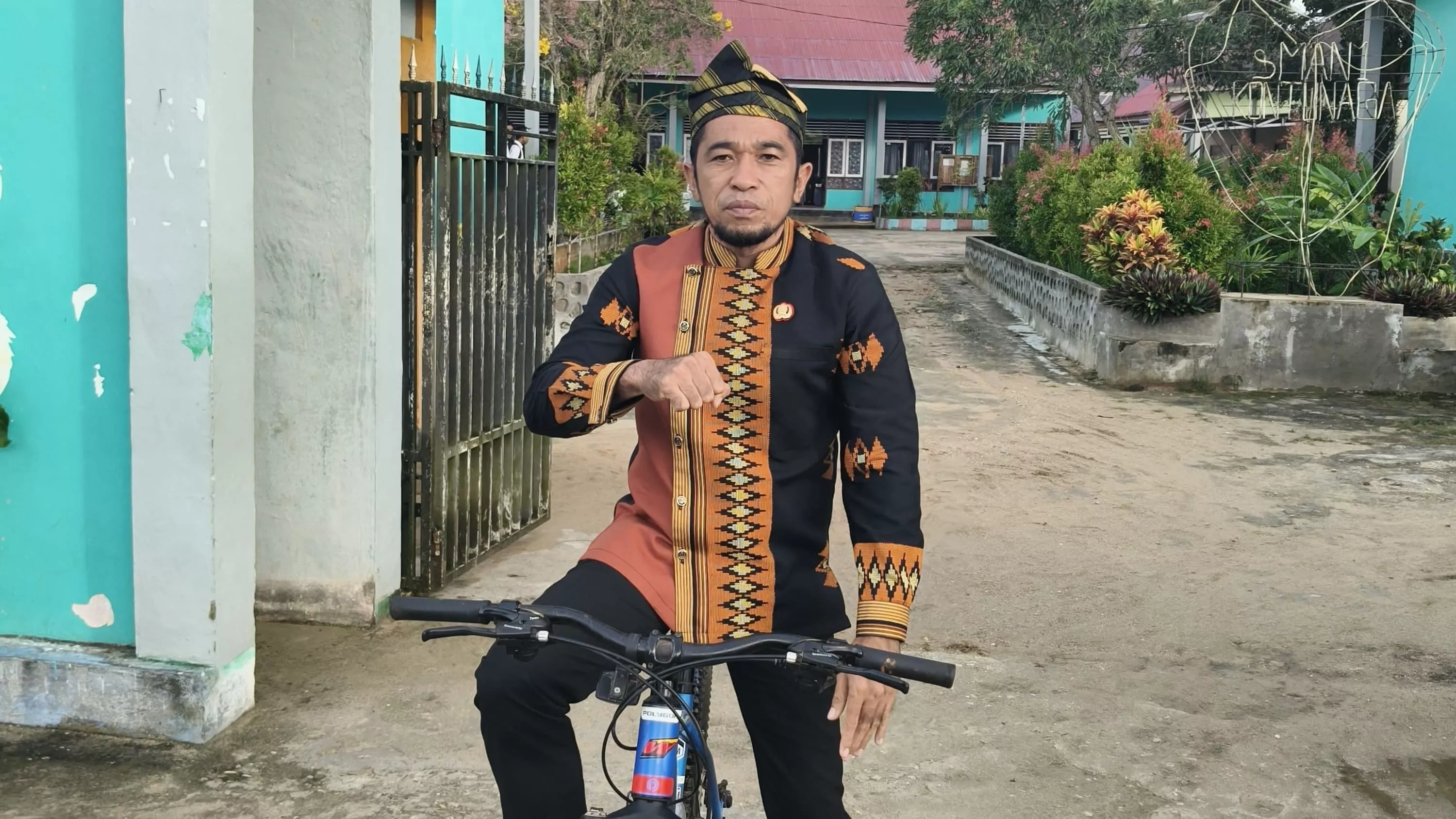 Kepala SMAN 1 Kontunaga Bersepeda ke Upacara Hardiknas, Ajak ASN dan Guru Hemat Energi