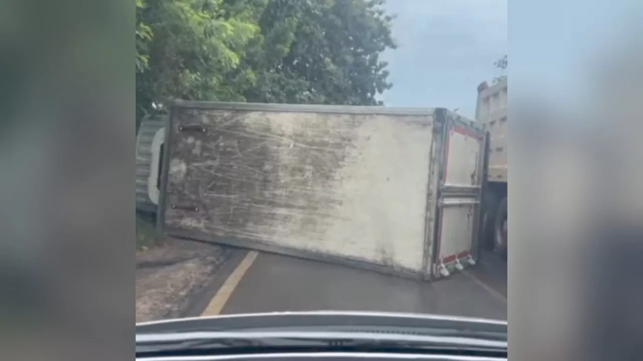 Mobil Box Terguling di Jalur Trans Sulawesi, Diduga Tergelincir akibat Tumpahan Solar