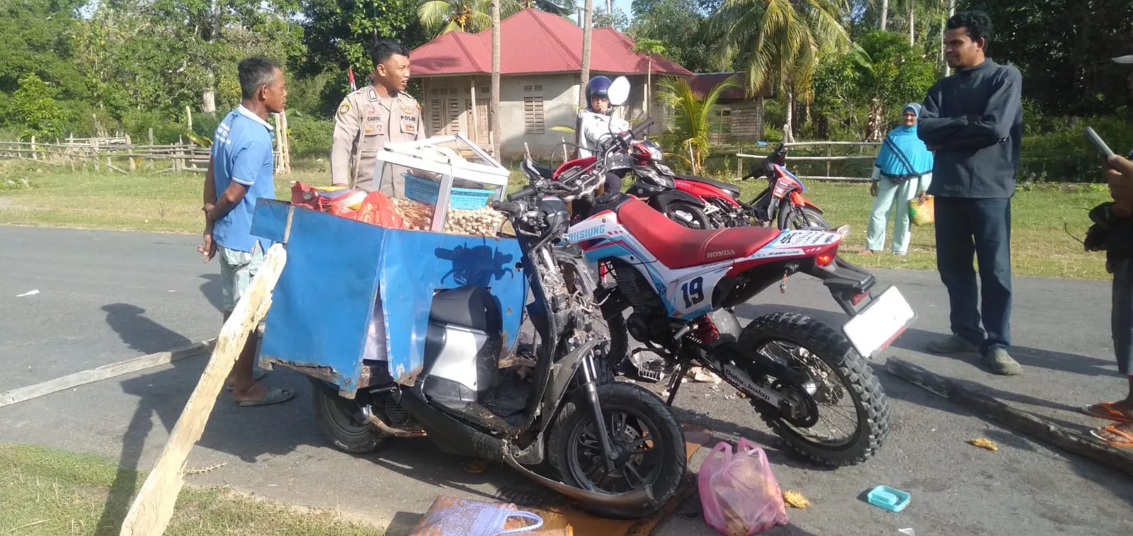 Penjual Somai dan Pengendara CRF Terluka Usai Tabrakan di Jalan Poros Lemoambo Muna Barat