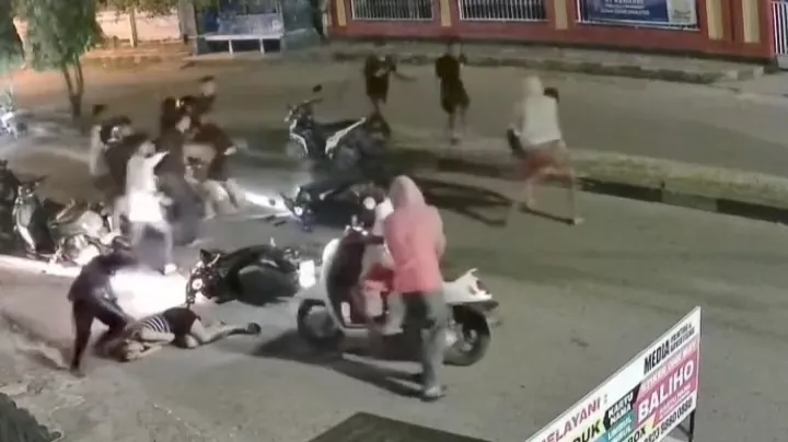 Detik-detik Perkelahian Antar Remaja di Baubau Terekam CCTV, Seorang Perempuan Sempat Tergeletak di Jalan